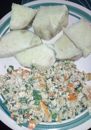 A picture of White yam and fried veggies.