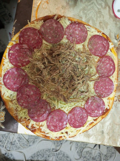 Una foto de Pizza de charque y salame