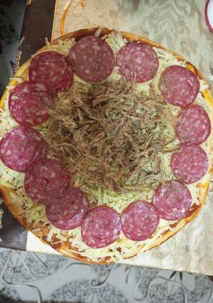Una foto de Pizza de charque y salame
