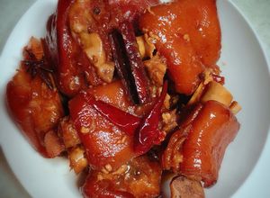 Hình của món Chân giò kho kiểu Trung Quốc.