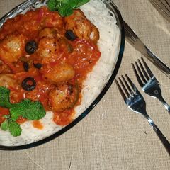 A picture of Chicken chilli with egg noodles.