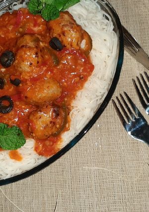 A picture of Chicken chilli with egg noodles.