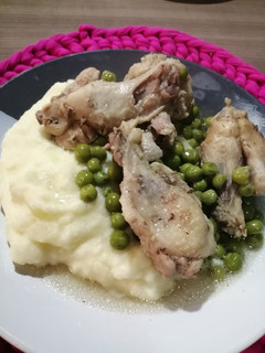 Una foto de Pollo arvejado con puré