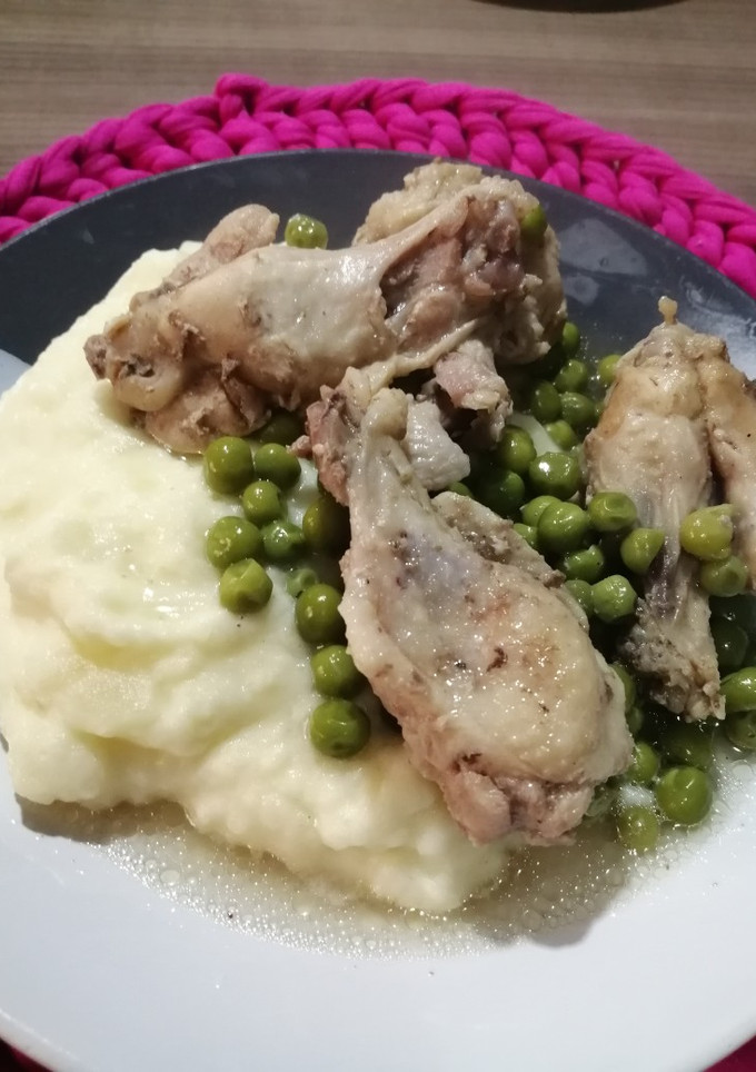 Una foto de Pollo arvejado con puré