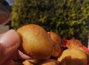 Una foto de Buñuelos dulces, ricos y fáciles 😊