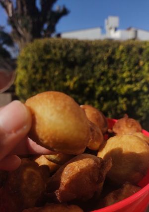 Una foto de Buñuelos dulces, ricos y fáciles 😊