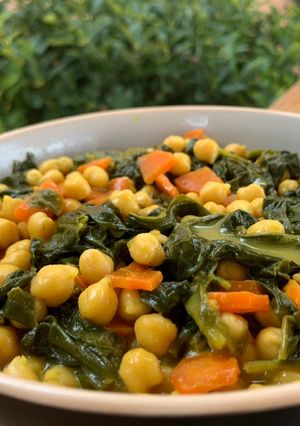 Une photo de Curry de pois chiches, carottes et épinards