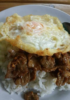 รูปของ ข้าวหมูทอดไข่ดาวทำง่ายๆเวลารีบๆค่ะ