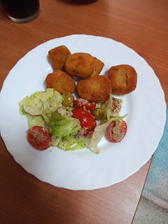 Una foto de Nuggets de pollo asado y verduras