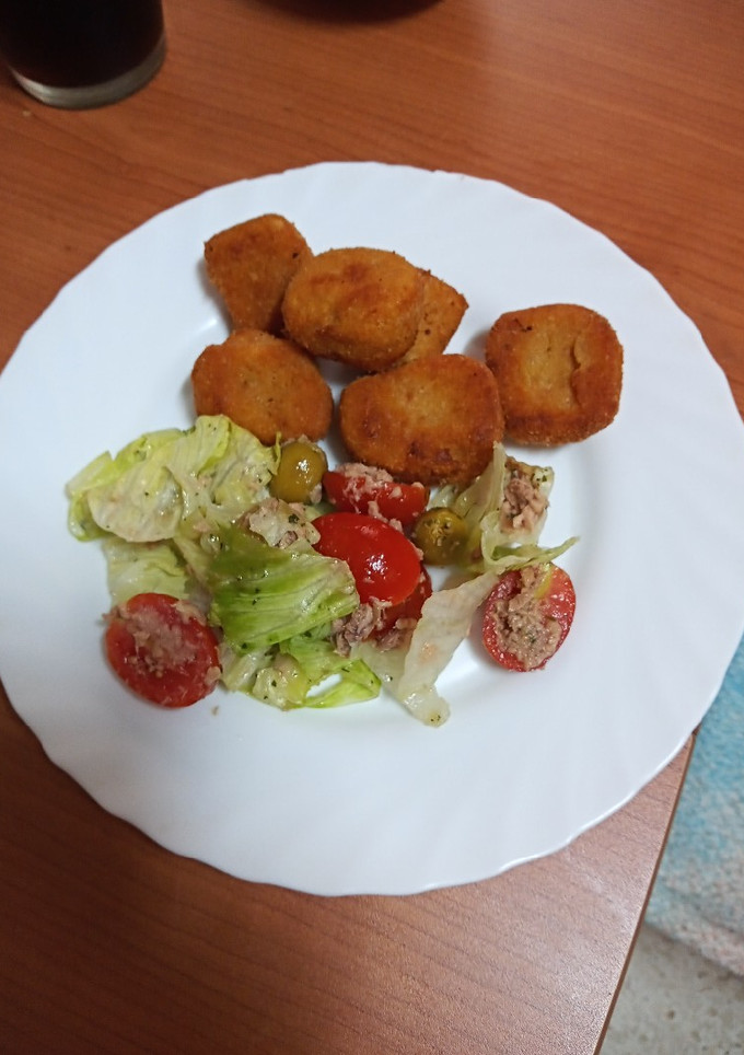 Una foto de Nuggets de pollo asado y verduras