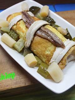 Una foto de Rollito de ensaladilla de surimi con boquerones