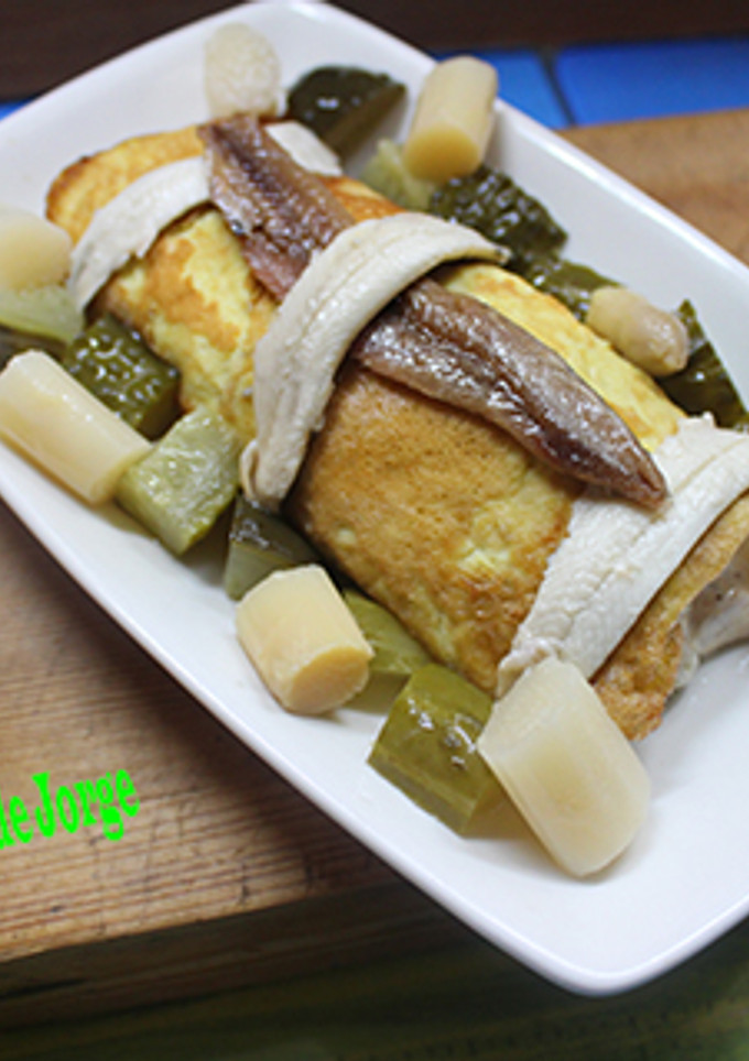 Una foto de Rollito de ensaladilla de surimi con boquerones