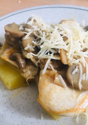 Una foto de Pollo al ajillo con champiñones