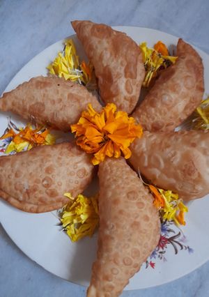 A picture of Rawa coconut Gujiya.