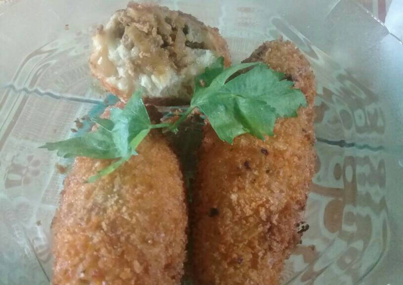 Roti goreng isi daging ayam cincang