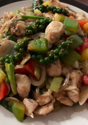 รูปของ ไก่ผัดพริกไทยดำ (Stired-fried Chicken in Black Pepper Sauce)