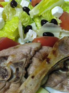 Una foto de Chuletas de cordero y ensalada