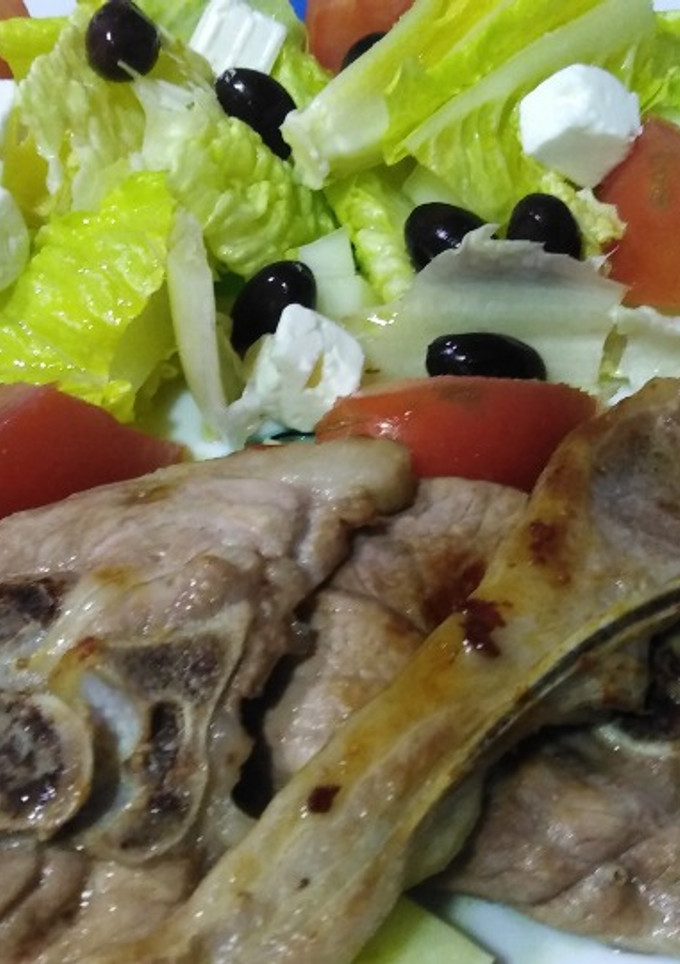 Una foto de Chuletas de cordero y ensalada