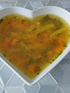 Darált húsos borsó leves csiga tésztával gluténmentesen recept fotója