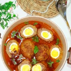 A picture of Nargasi Koftey (meatballs).