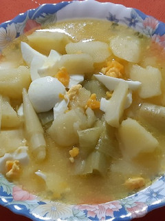 Una foto de Sopa de puerros con patatas y huevo