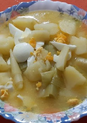 Foto principal de Sopa de puerros con patatas y huevo