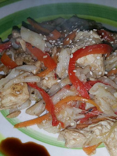 Una foto de Chow mein de pollo (fideos fritos chinos)