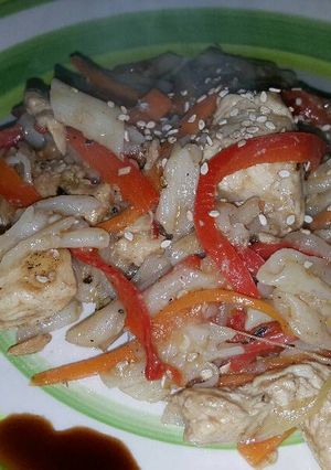 Una foto de Chow mein de pollo (fideos fritos chinos)