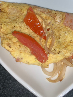 Una foto de Omelette de cebolla y tomate