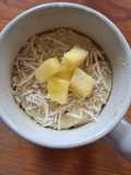 Mug cake de piña y coco en microondas