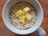 Mug cake de piña y coco en microondas