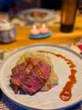 Tomahawk-Steak auf Maniok-Pürree und Umeboshi-Sauce
