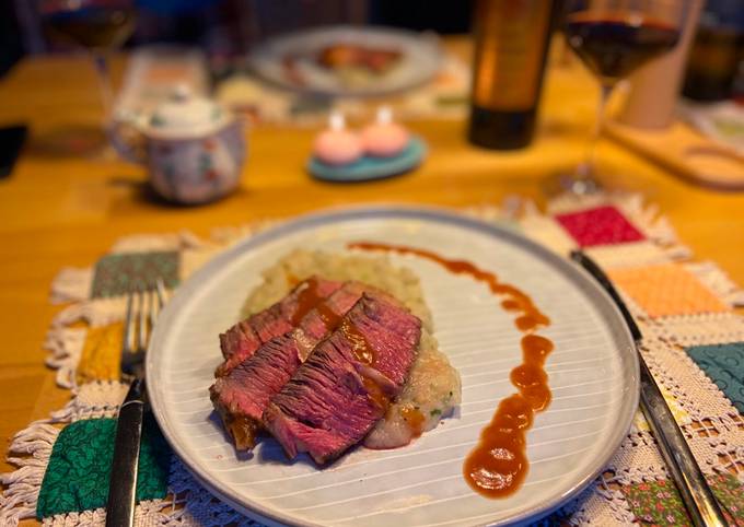 Tomahawk-Steak auf Maniok-Pürree und Umeboshi-Sauce