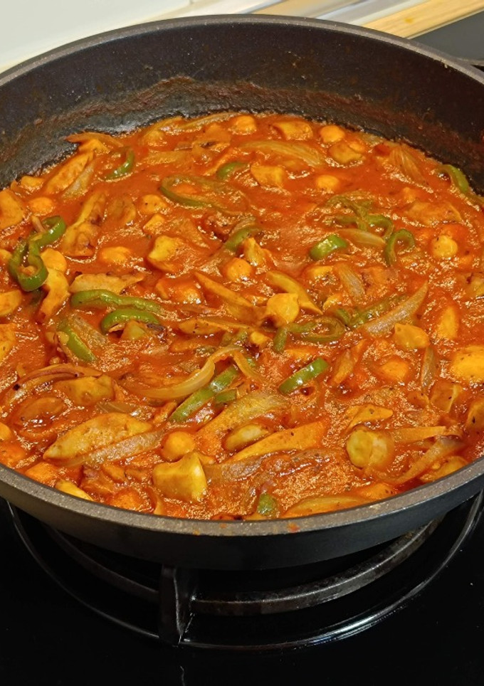Una foto de Wok de garbanzos con pulpo y verduras