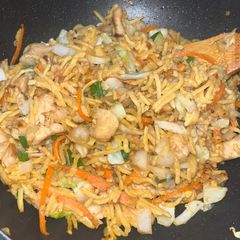 A picture of Chicken lomein.