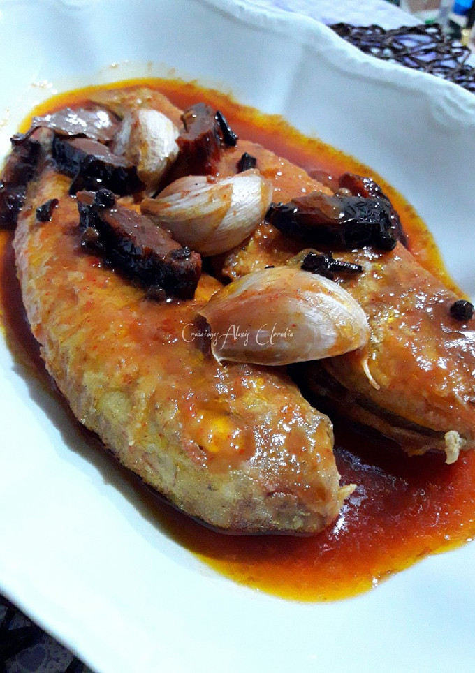 Una foto de Salmonetes en escabeche de pimentón ahumado y tomates secos