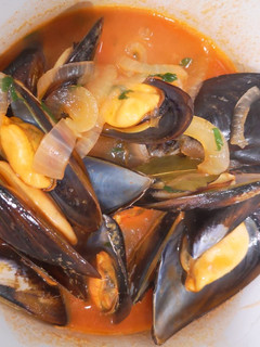 Una foto de Mejillones con tomate y un toque picante