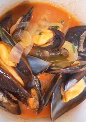 Una foto de Mejillones con tomate y un toque picante
