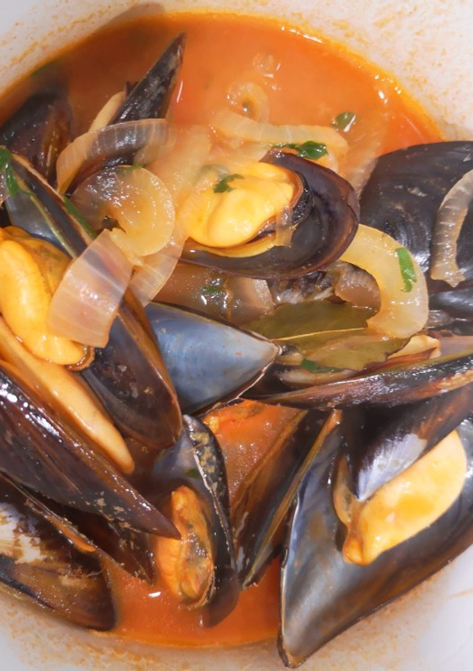 Una foto de Mejillones con tomate y un toque picante