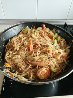 Una foto de Fideos chinos con langostinos
