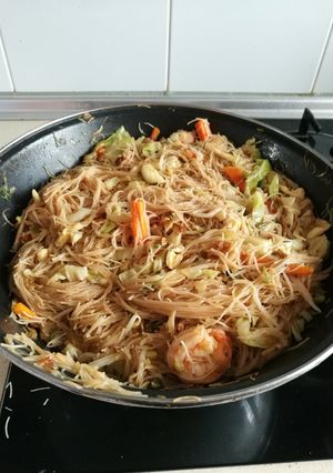 Una foto de Fideos chinos con langostinos