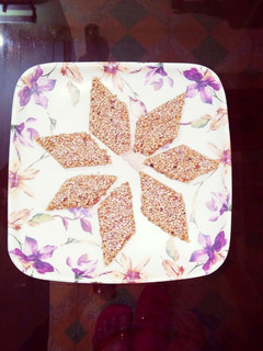 तीळ चिक्की (tilachi chikki recipe in marathi) रेसिपी चे मुख्य फोटो