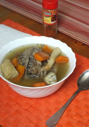 Csirkeaprólék leves - csirkelábból és farhátból recept fotója