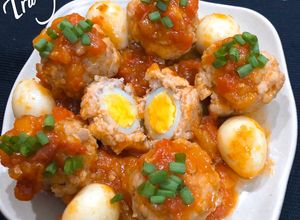 Hình của món Trứng cút bọc thịt sốt cà chua.