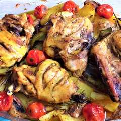 Una foto de Muslos de pollo al horno con guarnición