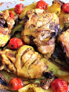 Una foto de Muslos de pollo al horno con guarnición