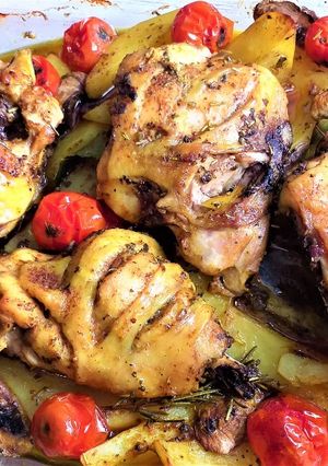 Una foto de Muslos de pollo al horno con guarnición