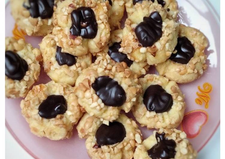 Thumbprint cokelat kacang cookies