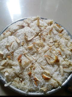 नारियल मावा बर्फी (nariyal mawa barfi recipe in Hindi) रेसिपी मुख्य फोटो