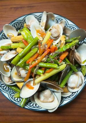 XO醬蘆筍炒蛤蜊佐玉米筍 的食譜成品照片